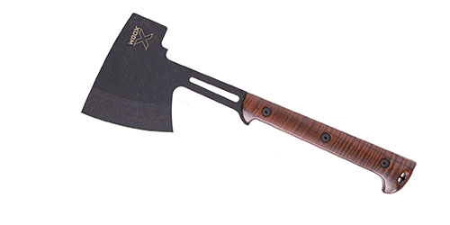 WOOX Terra Aksen kombinerer presisjons-forged karbonstål med et ergonomisk hickory håndtak, perfekt for både camping og friluftsliv.